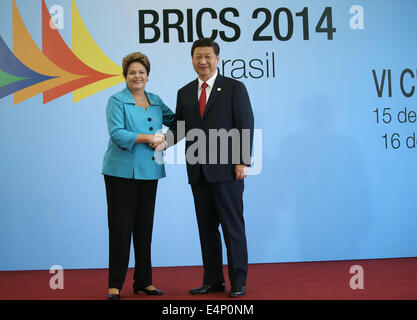 Fortaleza Brasile. Il 15 luglio 2014. Il presidente cinese Xi Jinping (R) scuote le mani con il Presidente brasiliano Dilma Rousseff durante il sesto vertice BRICS a Fortaleza Brasile, 15 luglio, 2014. Credit: Lan Hongguang/Xinhua/Alamy Live News Foto Stock