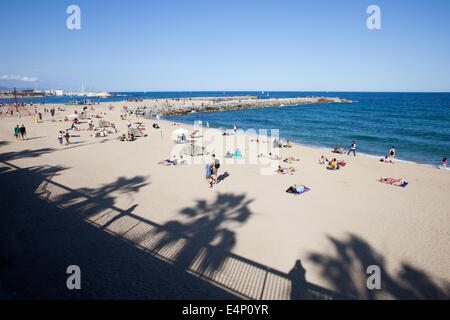 Ombra di La Barceloneta passeggiata su una spiaggia di Barcellona, in Catalogna, Spagna. Foto Stock