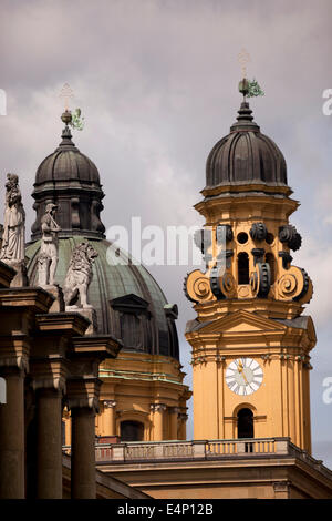 Statue della residenza e le torri dei Teatini chiesa di San Gaetano, Monaco di Baviera, Germania Foto Stock