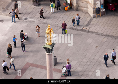 Vergine Maria in cima alla Mariensäule nella piazza centrale Marienplatz a Monaco di Baviera, Germania Foto Stock