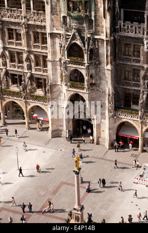 Vergine Maria in cima alla Mariensäule e il municipio nuovo sulla piazza centrale Marienplatz a Monaco di Baviera, Germania Foto Stock