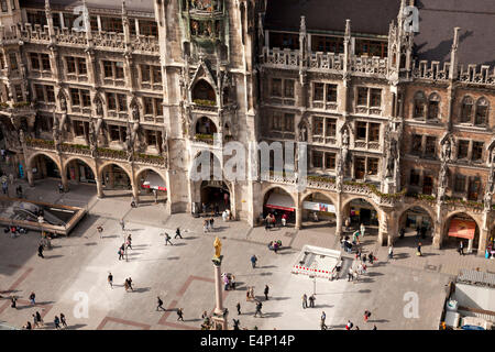 Vergine Maria in cima alla Mariensäule e il municipio nuovo sulla piazza centrale Marienplatz a Monaco di Baviera, Germania Foto Stock