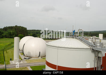 Moderno impianto a biogas utilizzando acqua impianto di trattamento fanghi come forma di fonti rinnovabili di energia di processo. Foto Stock