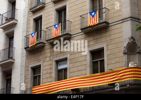 Bandiera della Catalogna chiamato Estelada, Catalano bandiere su un edificio di balconi a Barcellona, in Catalogna, Spagna. Foto Stock