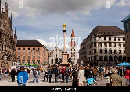 Piazza Marienplatz, la Mariensäule e Altes Rathaus il municipio vecchio, Monaco di Baviera, Germania Foto Stock