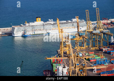 Porto di Barcellona e terminal per navi da crociera a Barcellona, in Catalogna, Spagna, vista dall'alto. Foto Stock