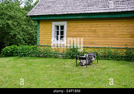 Il carburante diesel generatore di elettricità lavori vicino casa rurale nel villaggio. Foto Stock