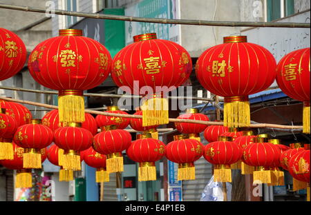 Jun Le, Cina: le righe di colore rosso brillante lanterne per il nuovo anno lunare cinese holiday appendere davanti a un negozio di ferramenta Foto Stock