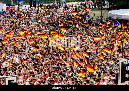 Berlino, Germania. Il 15 luglio 2014. La ricezione del team nazionale tedesco presso il cosiddetto "Ventilatore Meile' alla Porta di Brandeburgo a Berlino, Germania, 15 luglio 2014. Credito: dpa picture alliance/Alamy Live News Foto Stock