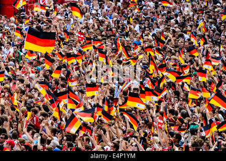 Berlino, Germania. Il 15 luglio 2014. La ricezione del team nazionale tedesco presso il cosiddetto "Ventilatore Meile' alla Porta di Brandeburgo a Berlino, Germania, 15 luglio 2014. Credito: dpa picture alliance/Alamy Live News Foto Stock