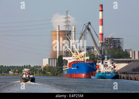 Electrabel power station e il bacino del Pacifico portarinfuse ancorata in mare-investire / Ghent Coal Terminal del Porto di Ghent, Belgio Foto Stock