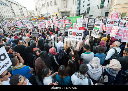 Portland Place, Londra, Regno Unito. Il 15 luglio 2014. Migliaia di manifestanti dimostrare al di fuori della BBC a Londra in risposta al corporation per le accuse di parzialità contro il reporting palestinese nell'attuale crisi di Gaza. Credito: Lee Thomas/Alamy Live News Foto Stock