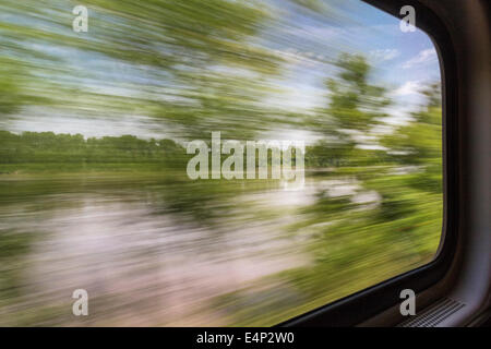Sfocata paesaggio astratto del Fiume Missouri visto da una finestra del treno in movimento Foto Stock