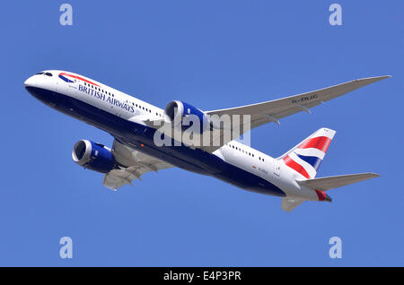Dreamliner Boeing 787 operati da British Airways arrampicata fuori dopo il decollo dall'Aeroporto di Londra Heathrow Foto Stock