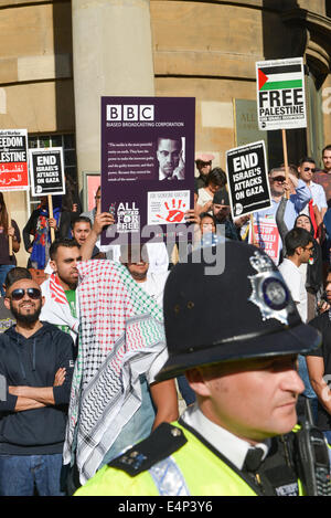 Langham Place, Londra, Regno Unito. Il 15 luglio 2014. Pro sostenitori palestinese stadio a proteste di massa al di fuori della sede della BBC in Langham Place, cantando slogan contro Israele e la BBC stessa. Credito: Matteo Chattle/Alamy Live News Foto Stock