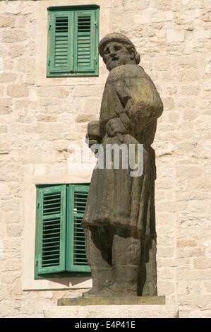 L'Europa, Croazia, Sibenik (Sebenico), la cattedrale cattolica di San Giacomo (1431), la statua di Giorgio da Sebenico (Juraj Dalmatinac 1410) Foto Stock