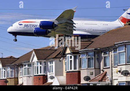 Heathrow pista approccio da parte di Airbus A380 British Airways piano basso sopra case su approccio di atterraggio per l'Aeroporto Heathrow di Londra, Regno Unito. Foto Stock