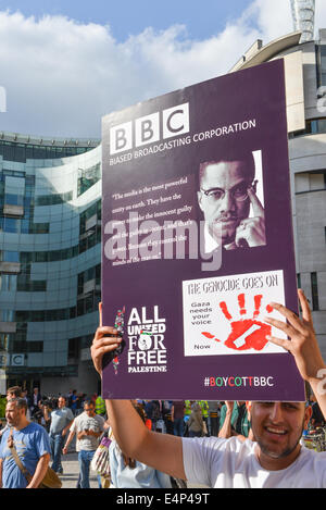 Langham Place, Londra, Regno Unito. Il 15 luglio 2014. Pro sostenitori palestinese stadio a proteste di massa al di fuori della sede della BBC in Langham Place, cantando slogan contro Israele e la BBC stessa. Credito: Matteo Chattle/Alamy Live News Foto Stock