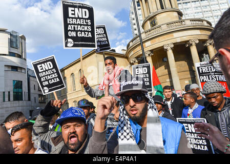 Langham Place, Londra, Regno Unito. Il 15 luglio 2014. Pro sostenitori palestinese stadio a proteste di massa al di fuori della sede della BBC in Langham Place, cantando slogan contro Israele e la BBC stessa. Credito: Matteo Chattle/Alamy Live News Foto Stock