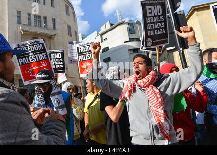 Langham Place, Londra, Regno Unito. Il 15 luglio 2014. Pro sostenitori palestinese stadio a proteste di massa al di fuori della sede della BBC in Langham Place, cantando slogan contro Israele e la BBC stessa. Credito: Matteo Chattle/Alamy Live News Foto Stock