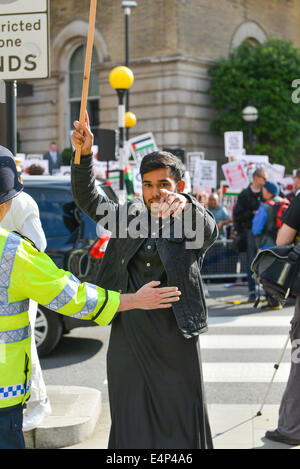 Langham Place, Londra, Regno Unito. Il 15 luglio 2014. Pro sostenitori palestinese stadio a proteste di massa al di fuori della sede della BBC in Langham Place, cantando slogan contro Israele e la BBC stessa. Credito: Matteo Chattle/Alamy Live News Foto Stock