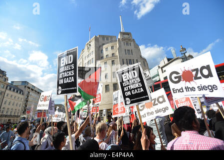 Langham Place, Londra, Regno Unito. Il 15 luglio 2014. Pro sostenitori palestinese stadio a proteste di massa al di fuori della sede della BBC in Langham Place, cantando slogan contro Israele e la BBC stessa. Credito: Matteo Chattle/Alamy Live News Foto Stock