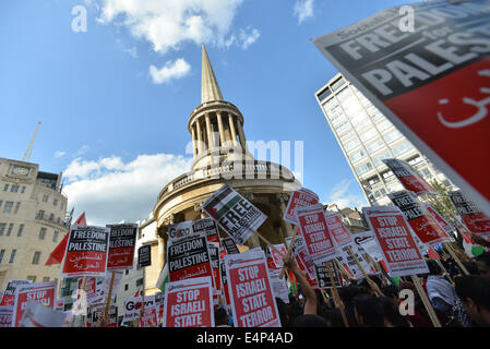 Langham Place, Londra, Regno Unito. Il 15 luglio 2014. Pro sostenitori palestinese stadio a proteste di massa al di fuori della sede della BBC in Langham Place, cantando slogan contro Israele e la BBC stessa. Credito: Matteo Chattle/Alamy Live News Foto Stock