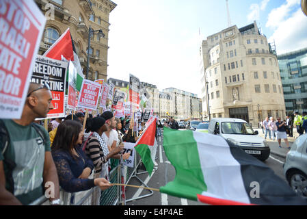 Langham Place, Londra, Regno Unito. Il 15 luglio 2014. Pro sostenitori palestinese stadio a proteste di massa al di fuori della sede della BBC in Langham Place, cantando slogan contro Israele e la BBC stessa. Credito: Matteo Chattle/Alamy Live News Foto Stock