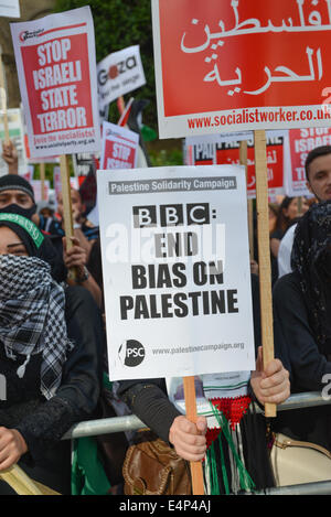 Langham Place, Londra, Regno Unito. Il 15 luglio 2014. Pro sostenitori palestinese stadio a proteste di massa al di fuori della sede della BBC in Langham Place, cantando slogan contro Israele e la BBC stessa. Credito: Matteo Chattle/Alamy Live News Foto Stock