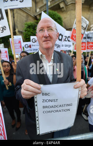 Langham Place, Londra, Regno Unito. Il 15 luglio 2014. Pro sostenitori palestinese stadio a proteste di massa al di fuori della sede della BBC in Langham Place, cantando slogan contro Israele e la BBC stessa. Credito: Matteo Chattle/Alamy Live News Foto Stock