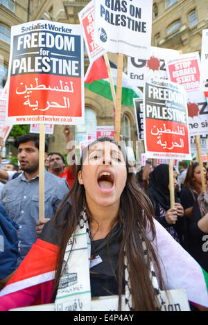 Langham Place, Londra, Regno Unito. Il 15 luglio 2014. Pro sostenitori palestinese stadio a proteste di massa al di fuori della sede della BBC in Langham Place, cantando slogan contro Israele e la BBC stessa. Credito: Matteo Chattle/Alamy Live News Foto Stock