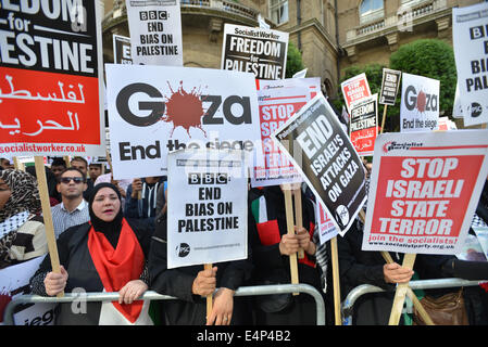 Langham Place, Londra, Regno Unito. Il 15 luglio 2014. Pro sostenitori palestinese stadio a proteste di massa al di fuori della sede della BBC in Langham Place, cantando slogan contro Israele e la BBC stessa. Credito: Matteo Chattle/Alamy Live News Foto Stock