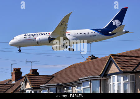 Heathrow pista approccio da parte di Boeing 787 Dreamliner, Aeromexico, piano sul basso approccio di atterraggio per l'Aeroporto Heathrow di Londra, Regno Unito, con il Mirto Avenue case in primo piano. Foto Stock