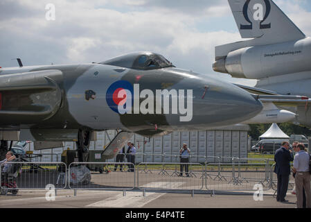 Aerodromo di Farnborough Hampshire, Regno Unito. Il 14 luglio 2014. Il salone aerospaziale internazionale è il Regno Unito il più grande evento nel settore aerospaziale e della difesa, del calendario che si tiene ogni due anni. Fornire opportunità di affari per l'industria aerospaziale globale si apre anche al pubblico il 19-20 luglio, quest'anno celebra i suoi cento anni di storia dell'aviazione. Aeromobili partecipanti raggiungono un nuovo alto per Farnborough International Airshow di quest'anno, sponsorizzato dal gruppo di Airbus. Avro Vulcan guerra fredda bomber nella visualizzazione statica. Credito: Malcolm Park editoriale/Alamy Live News. Foto Stock