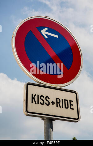 Kiss e Ride parcheggio auto di fronte a una stazione ferroviaria Foto Stock