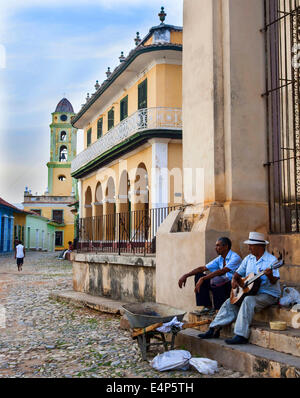 Un chitarrista esegue un musical serenata per passanti in Trinidad, Cuba Foto Stock