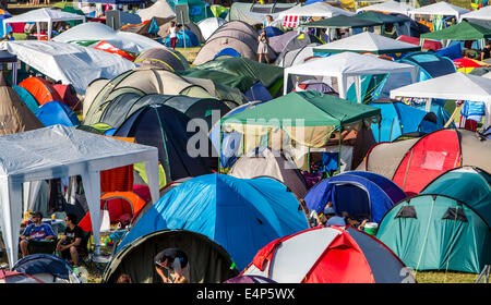 Molti tende su un prato, a un open air festival, camping, Foto Stock