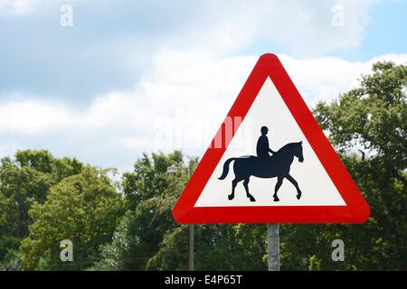 Cartello stradale avverte di piloti del Cavallino nel rurale nuova foresta, Hampshire, Regno Unito Foto Stock