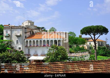 Ravello, Italia. Vista di hotel presi dal percorso che conduce dal centro del paese di La Villa Cimbrone. Foto Stock