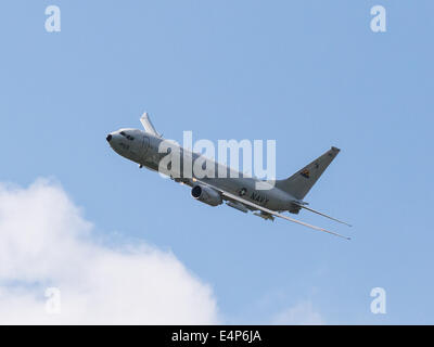 Farnborough, Hampshire, Regno Unito. Il 15 luglio 2014. P-8A Poseidon ha partecipato per la prima volta oggi a battenti visualizza a Farnborough Airshow internazionale.La P-8A, un derivato di militari dell'azienda 737-800 di nuova generazione, è un multi-missione aerei che fornisce funzionalità avanzate di anti-sommergibile e anti-guerra di superficie delle funzionalità per gli Stati Uniti La marina e la Marina indiana (P-8I). È entrato a far parte di Boeing al multi-ruolo F/A-18E/F Super Hornet fighter per dimostrare la funzionalità versatili durante il quotidiano battenti visualizza. Entrambi i velivoli sono anche sulla visualizzazione statica. Credito: Niall Ferguson/Alamy Live News Foto Stock