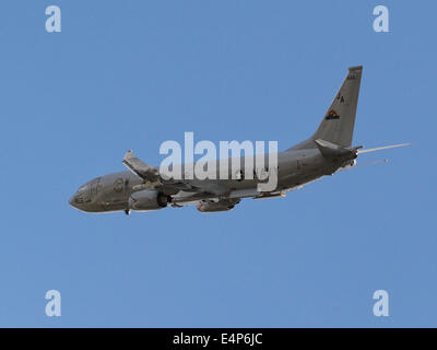 Farnborough, Hampshire, Regno Unito. Il 15 luglio 2014. P-8A Poseidon ha partecipato per la prima volta oggi a battenti visualizza a Farnborough Airshow internazionale.La P-8A, un derivato di militari dell'azienda 737-800 di nuova generazione, è un multi-missione aerei che fornisce funzionalità avanzate di anti-sommergibile e anti-guerra di superficie delle funzionalità per gli Stati Uniti La marina e la Marina indiana (P-8I). Esso assiemate di Boeing al multi-ruolo F/A-18E/F Super Hornet fighter per dimostrare la funzionalità versatili durante il quotidiano battenti visualizza. Entrambi i velivoli sono anche sulla visualizzazione statica. Credito: Niall Ferguson/Alamy Live News Foto Stock