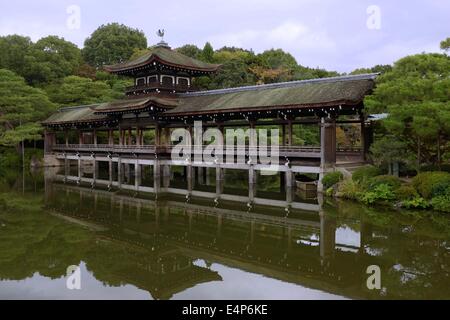 Ponte nel giardino di Heian Jingu a Kyoto, Giappone Foto Stock
