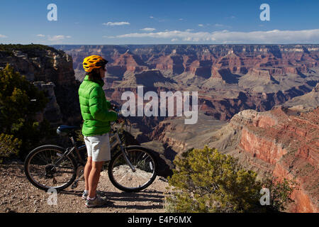 Ciclista su South Rim Trail e il Grand Canyon, il Parco Nazionale del Grand Canyon, Arizona, Stati Uniti d'America Foto Stock