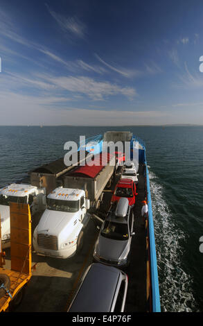 A pieno carico di traghetto per auto di tornare indietro attraverso la Moreton Bay a Brisbane da North Stradbroke Island, Queensland, Australia. N. PR Foto Stock