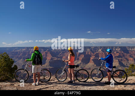 I ciclisti su South Rim Trail e il Grand Canyon, il Parco Nazionale del Grand Canyon, Arizona, Stati Uniti d'America Foto Stock