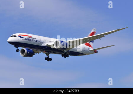 Boeing 787 Dreamliner operati da British Airways sulla rotta di avvicinamento per l'atterraggio all'Aeroporto di Londra Heathrow Foto Stock