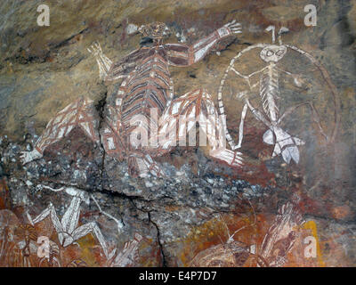 Arte rupestre degli Aborigeni cifre compreso il fulmine uomo, Anbangbang, Nourlangie Rock, Arnhemland, Kakadu National Park, Nord Foto Stock