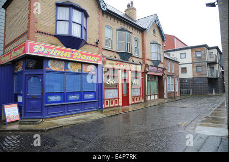 Negozi sul set di Coronation Street presso la ITV Granada Studios, Quay Street, Manchester, Regno Unito Foto Stock