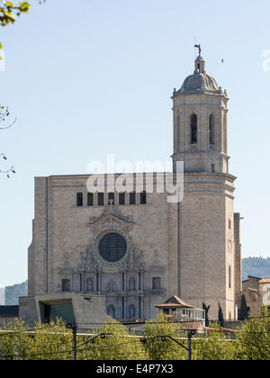 Cattedrale di Girona con orologio e la torre campanaria. Girona la Cattedrale con la sua torre domina lo skyline di una distanza. Foto Stock