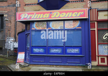 Prima Döner sul set di Coronation Street presso la ITV Granada Studios, Quay Street, Manchester, Regno Unito Foto Stock